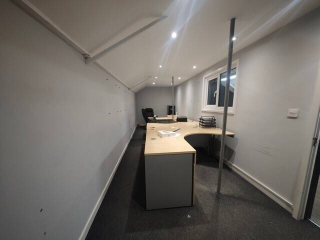 LIGHT INDUSTRIAL UNIT approx. 2,400 SQ. FT. PRICE: £20,000 PER ANNUM TO LET LOCATION: RAYLEIGH Photo 6