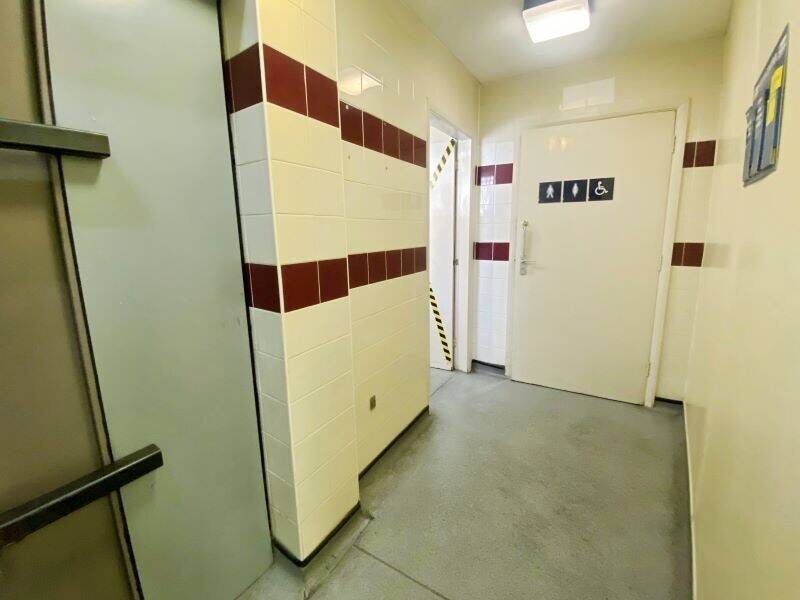 VACANT UNIT TO LET - APPROX 892SQFT - BELL CORNER UPMINSTER - £28,000 PER ANNUM Photo 6
