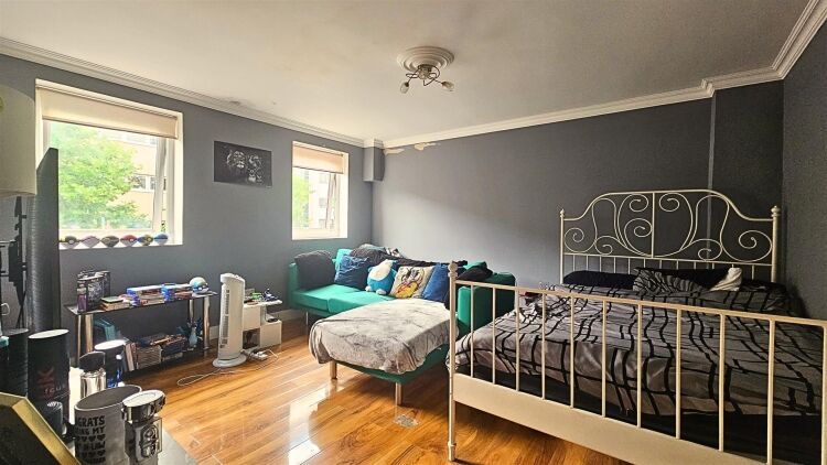 A mixed use property comprising a fully fitted ground floor barber shop and a one bedroom flat above, located on the popular fishponds road. the prope Photo 6