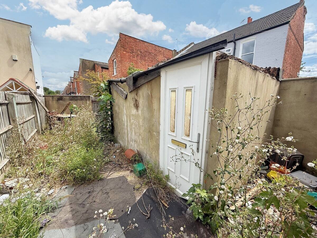 Freehold Semi Commercial Property with 2 Bed Flat for Sale in Acton London Photo 6