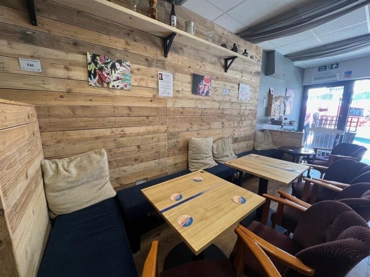 A microbrewery of approximately 464 ft² benefiting from an alcohol premises license and beer pumps. the shop is situated in a position position o Photo 6