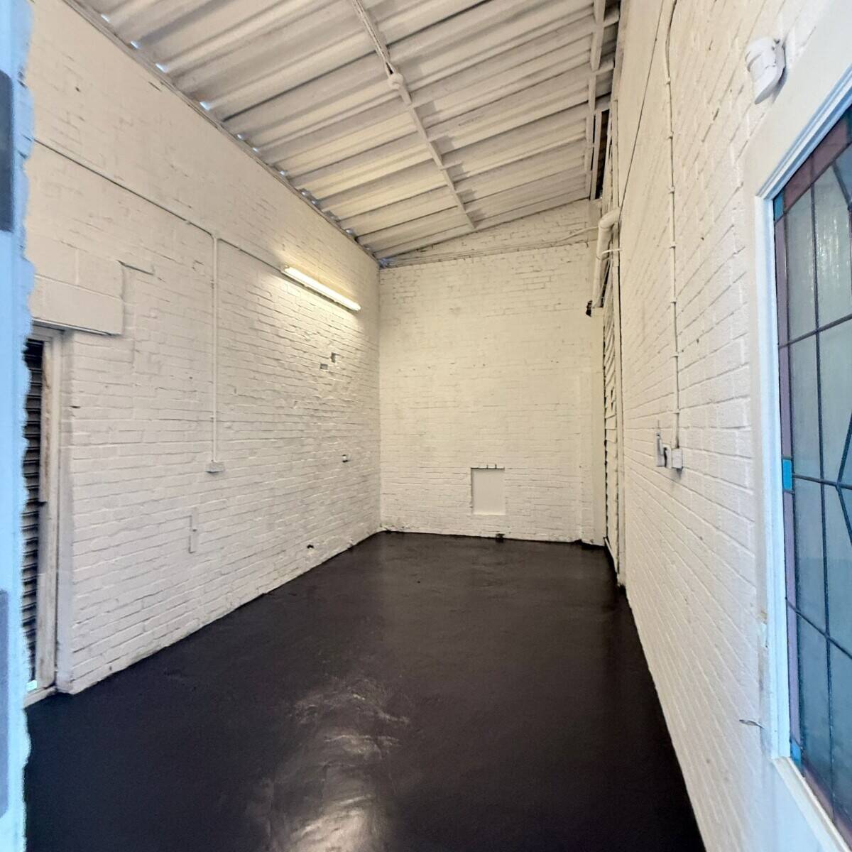 Industrial Unit for Lease in Aylesbury Buckinghamshire with Good Transport Links Photo 6