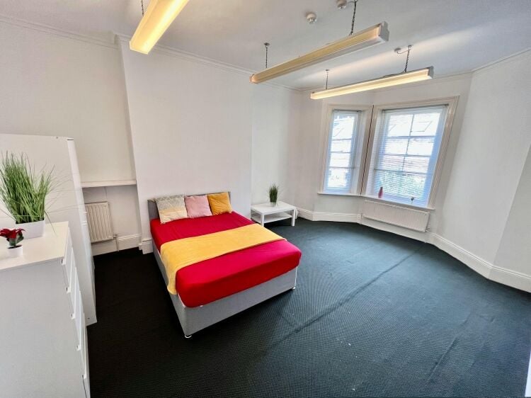 17 Unit HMO for Sale in Bournemouth Town Centre with Parking and Development Potential Photo 6