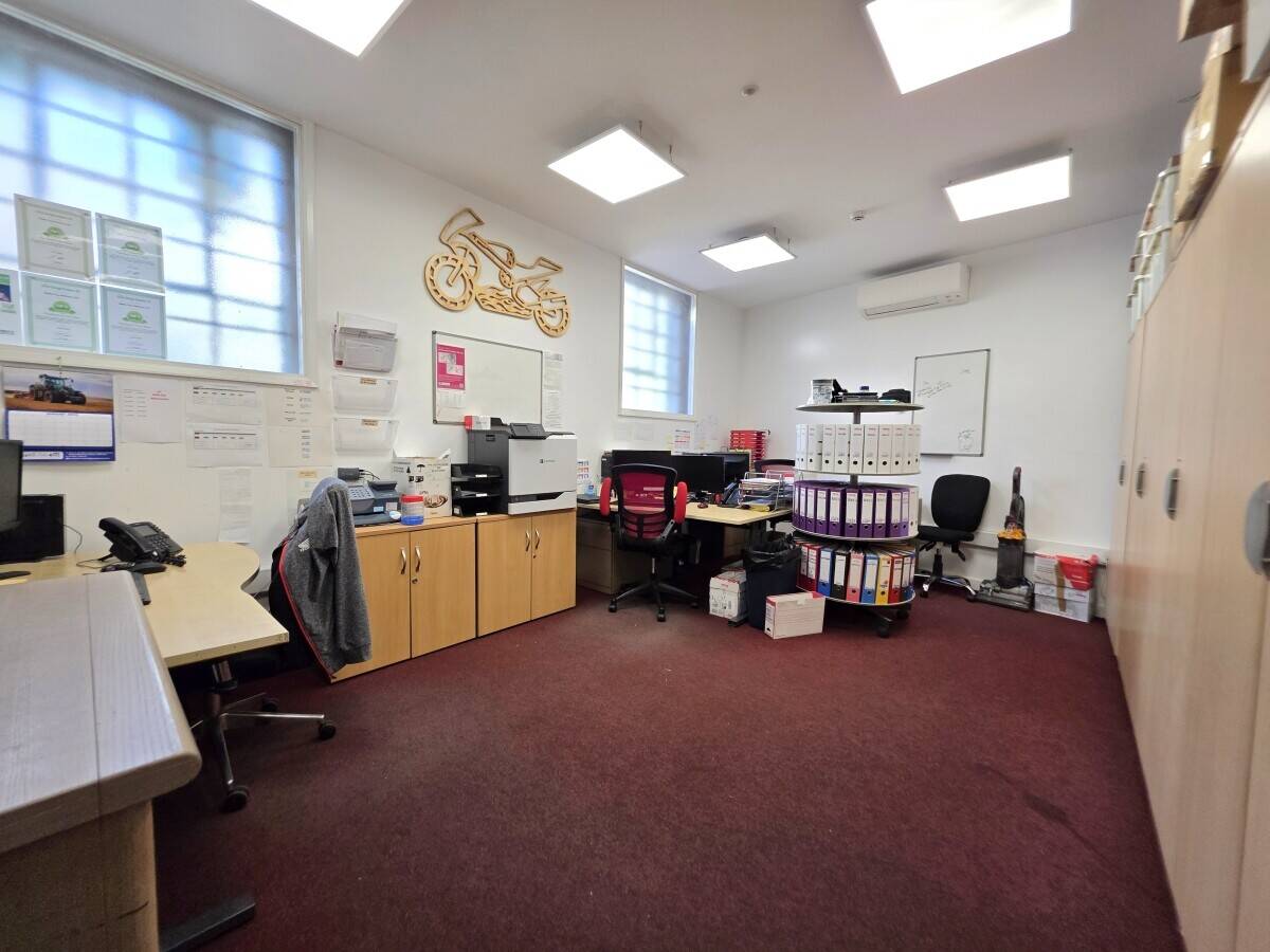 INDUSTRIAL UNIT APPROX. 7,000 SQ. FT. Photo 6
