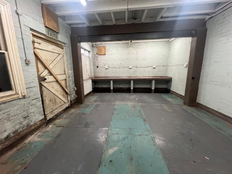 Two-storey office with ground floor workshop in Bristol measuring 3,214 ft² available for lease Photo 6