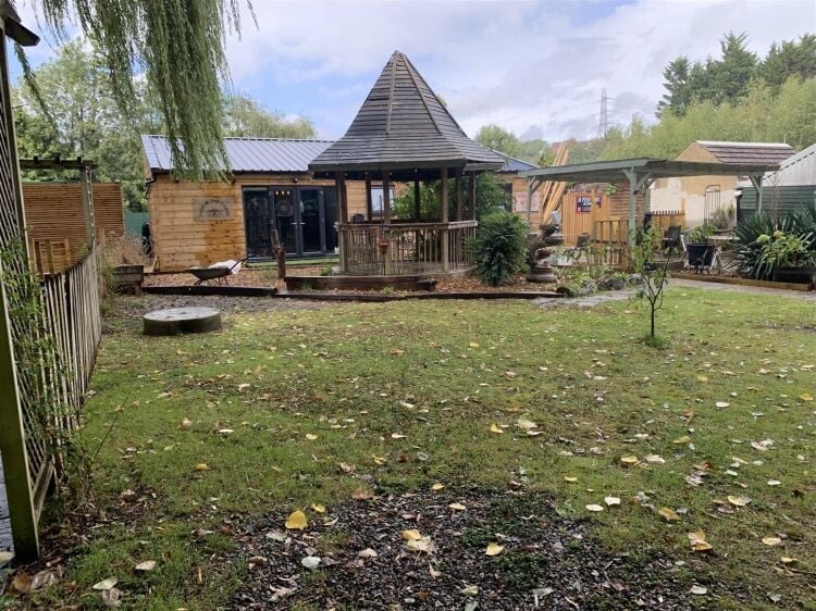A selection of commercial units ranging from approximately 154 sq ft to 160 sq ft are now available to let. these flexible spaces are suitable for a v Photo 6