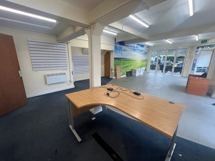 Mixed-use property in Bristol with ground floor shop, workshop, and 2-bedroom flat above Photo 6