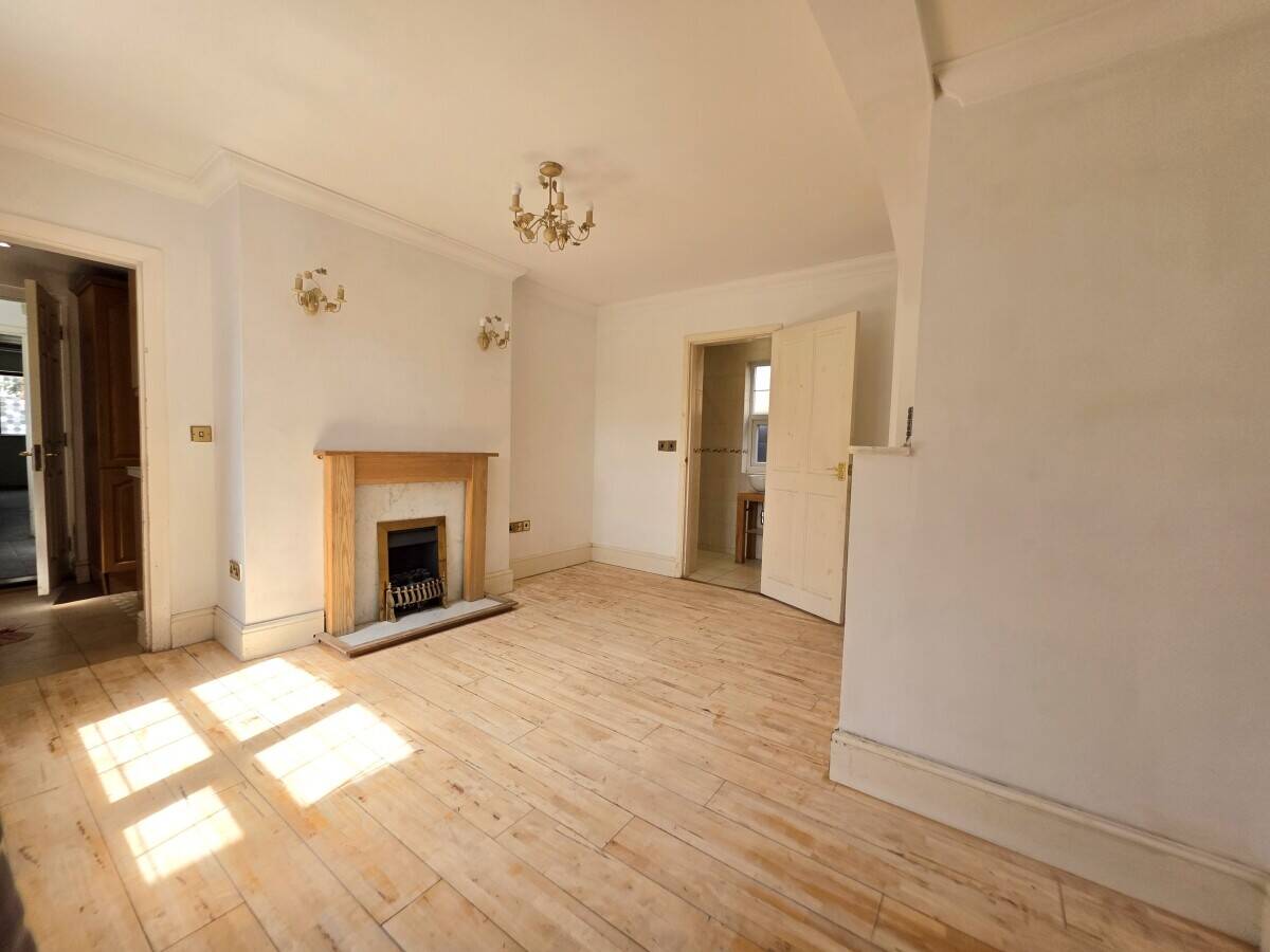 Detached Mixed-Use Property for Sale in Chelmsford Essex with Retail Unit and 3-Bedroom House Photo 6