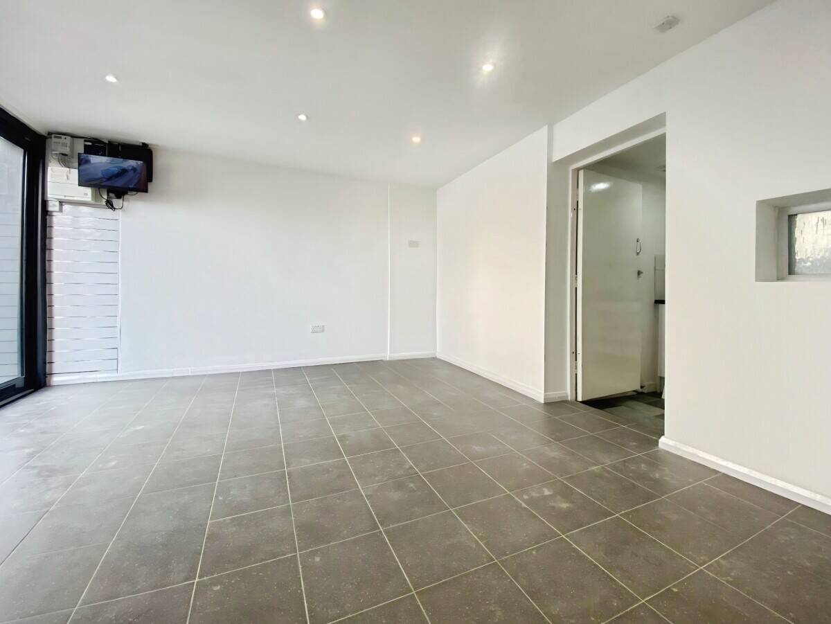 Self-contained E-Class premises of approx. 270 sq.ft (25m²) off busy Caversham Road, Reading Photo 6