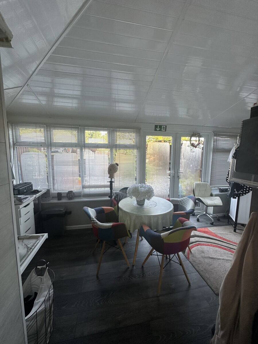 Freehold salon and beauty room with 3 bedroom accommodation in Ashford Kent available for sale Photo 6