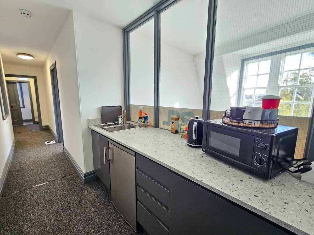 Serviced offices for sale in St Marychurch, Torquay, Devon with flexible terms and amenities Photo 6
