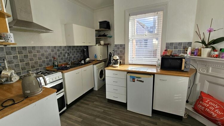 Letting investment property with flats and garages available in Bournemouth, Dorset Photo 6