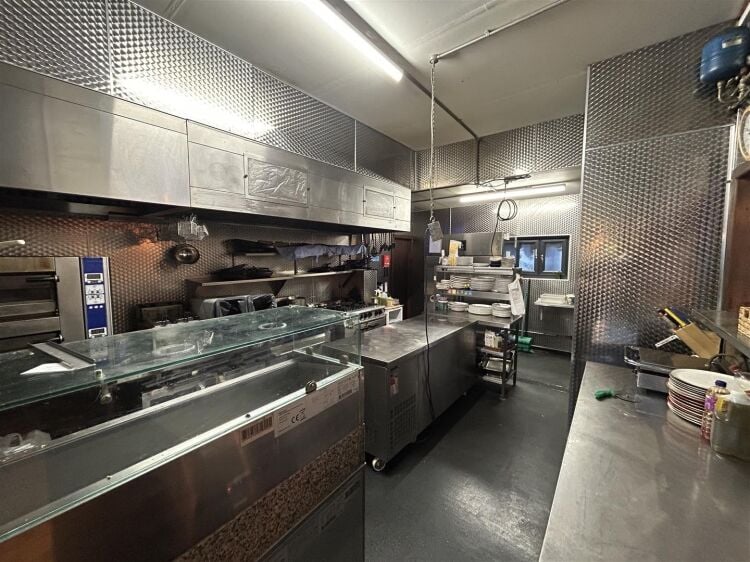 Well-presented restaurant for sale in Bristol with indoor and outdoor seating options available Photo 6