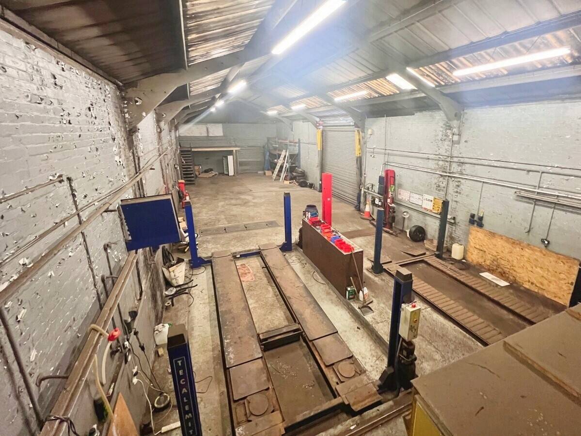 Garage Workshop Available in West Bromwich with Two Ramps and Immediate Access Photo 6