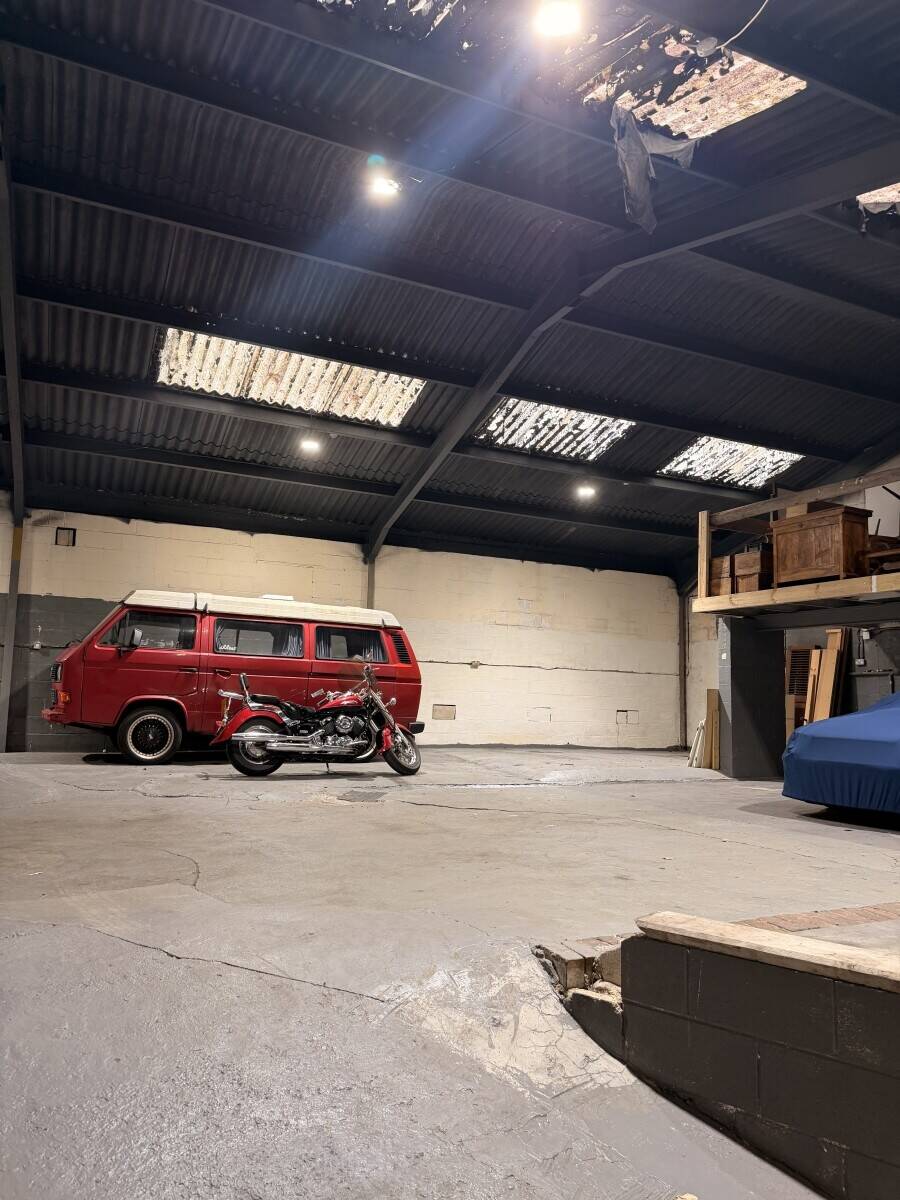 Freehold garage and storage unit for sale in Derby Derbyshire with 3,500 sq ft of space Photo 6