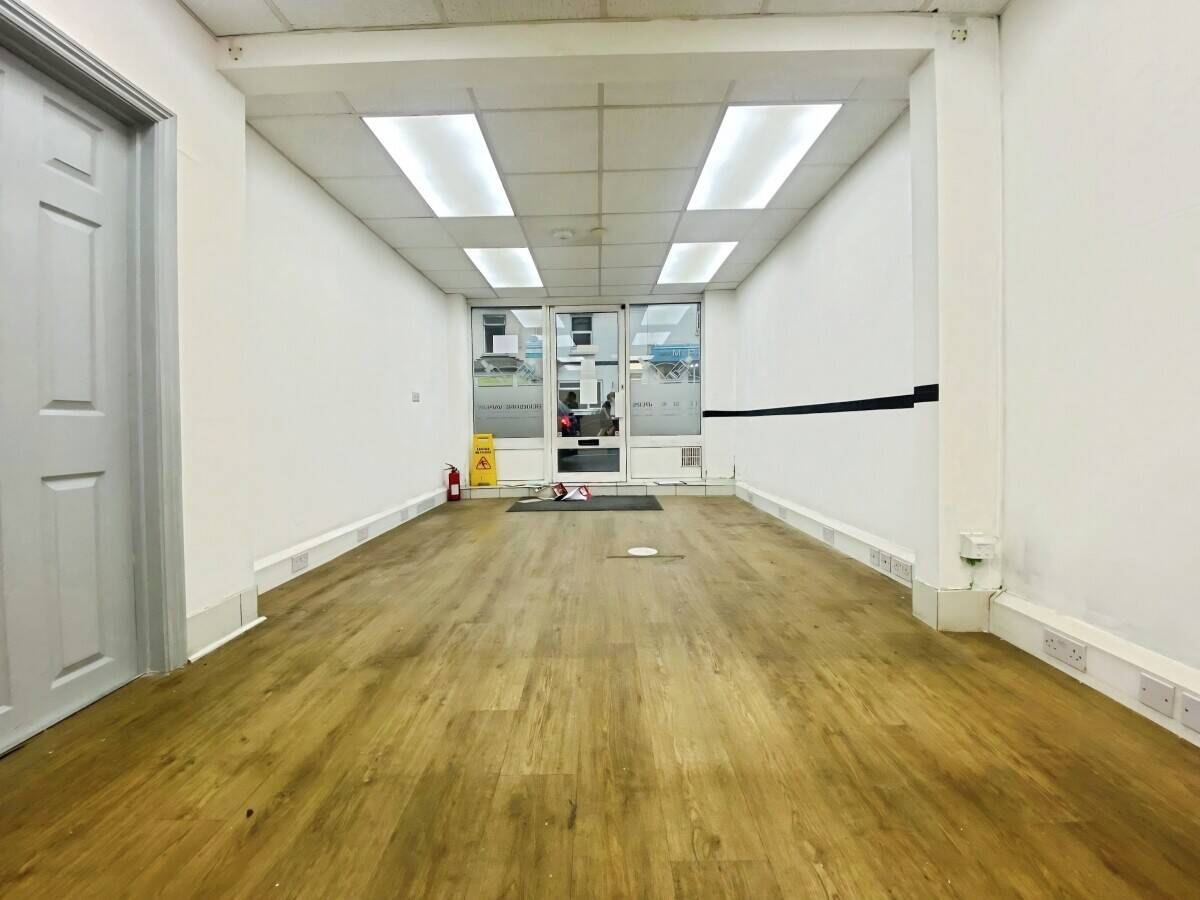 Commercial Retail Premises To Let - Caversham, Reading - Vacant and Available Immediately Photo 6