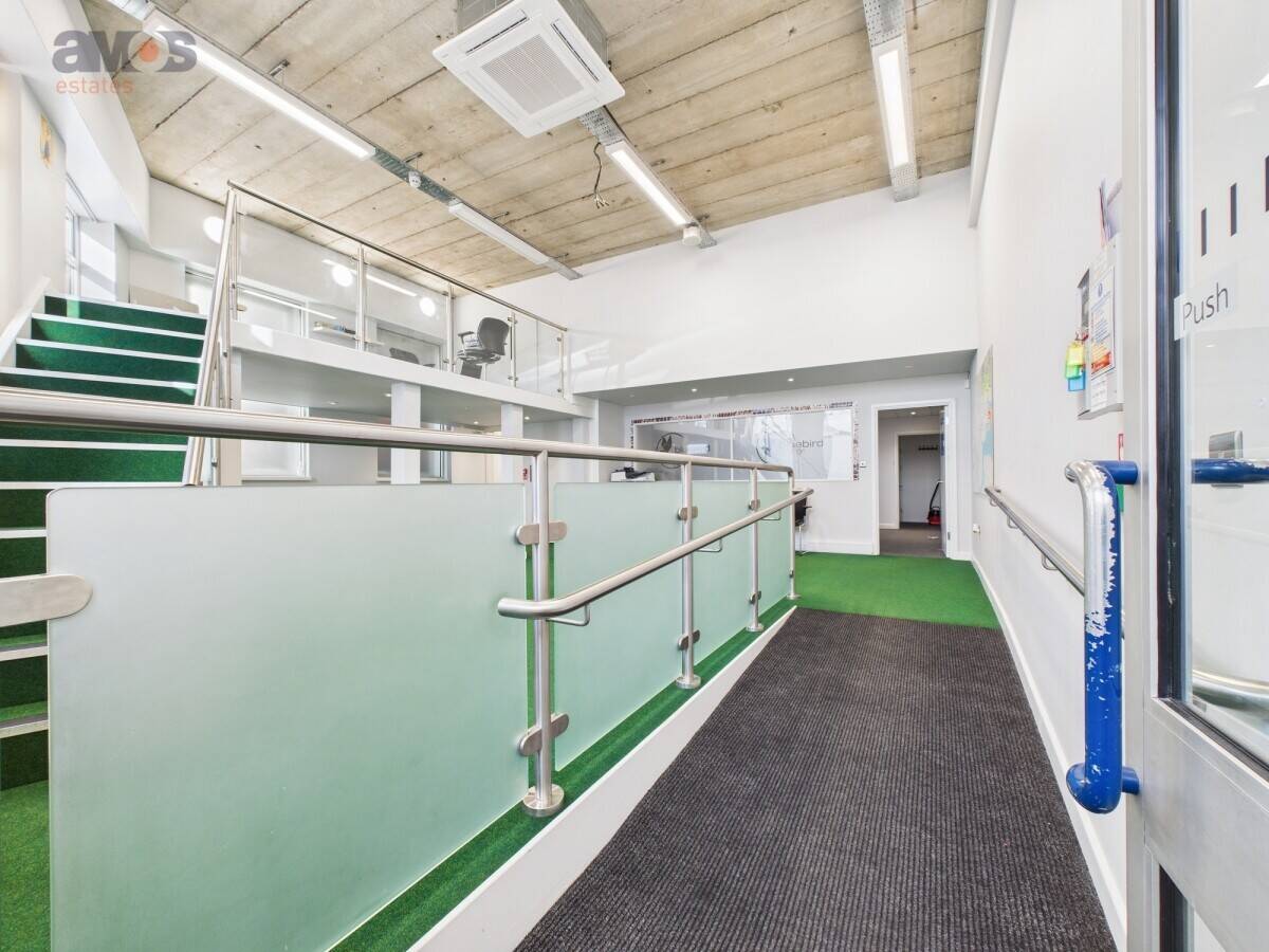 Mixed-use building for sale in Hadleigh Essex with three residential units and a commercial space. Photo 6