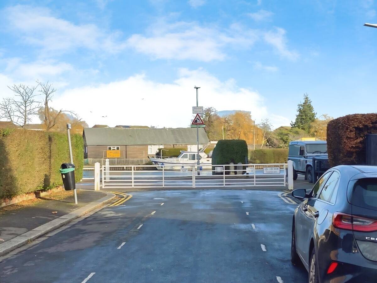 Two Lock-Up Garages with Forecourt for Sale in Caversham Reading Photo 6