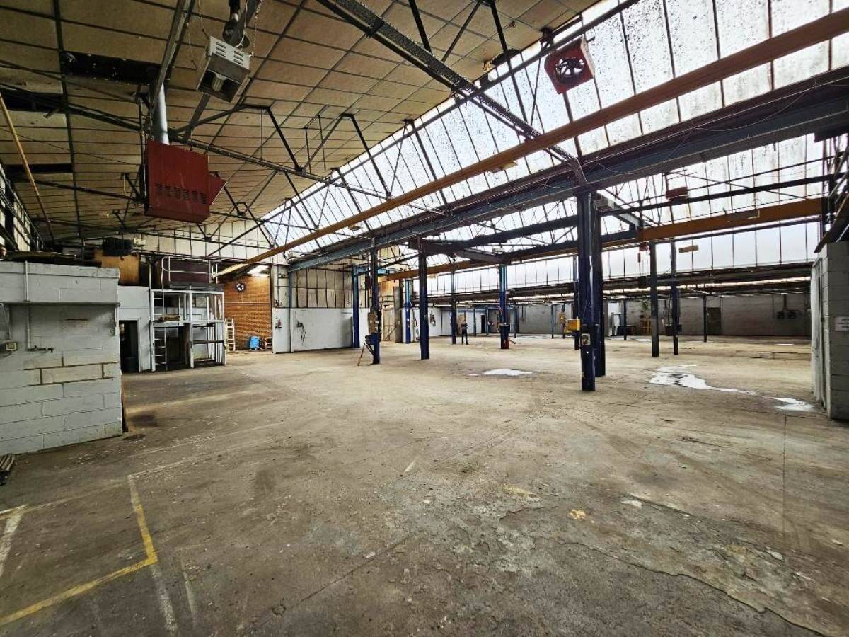 Freehold 16,000 sq. ft. industrial premises with crane in South East Essex complex Photo 6