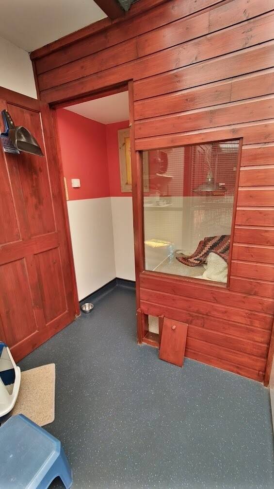 Cattery and Home for Sale in Tipton, West Midlands with Spacious Living Quarters Photo 6
