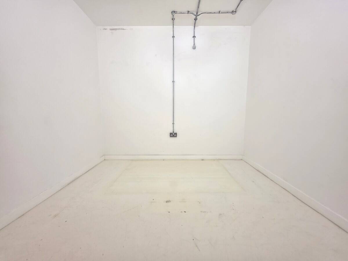 RETAIL SHOP - APPROX 1,833 SQ. FT. Photo 6