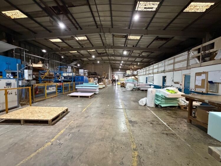 Large industrial unit with office space in Bristol, 11,675 ft² plus 1,700 ft² mezzanine available  Photo 6