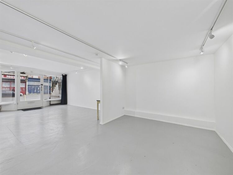 Vacant ground floor shop office studio in Bristol on Cheltenham Road with modern amenities Photo 6