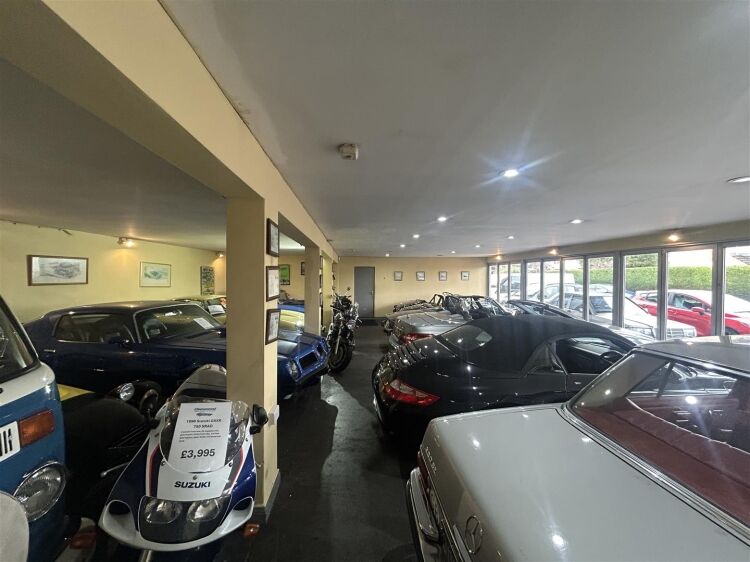 A ground floor former car showroom extending to approximately 1,826 sq ft. the property features a large, highly prominent frontage and benefits from Photo 6