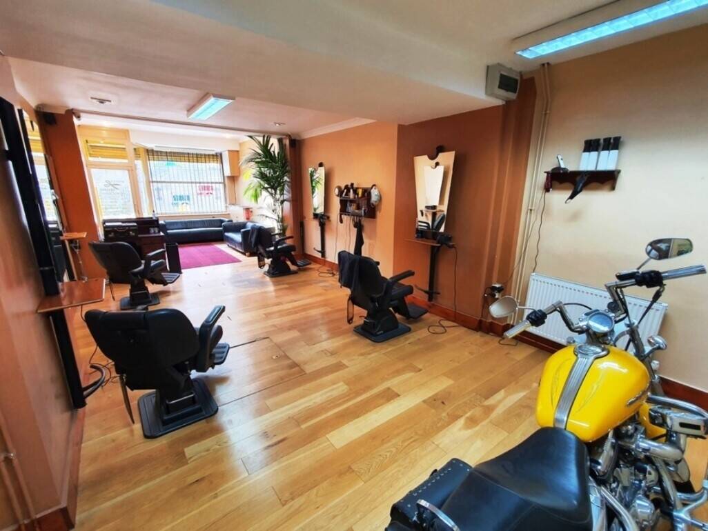 Freehold retail premises with two-bedroom flat for sale in Dover, Kent Photo 6