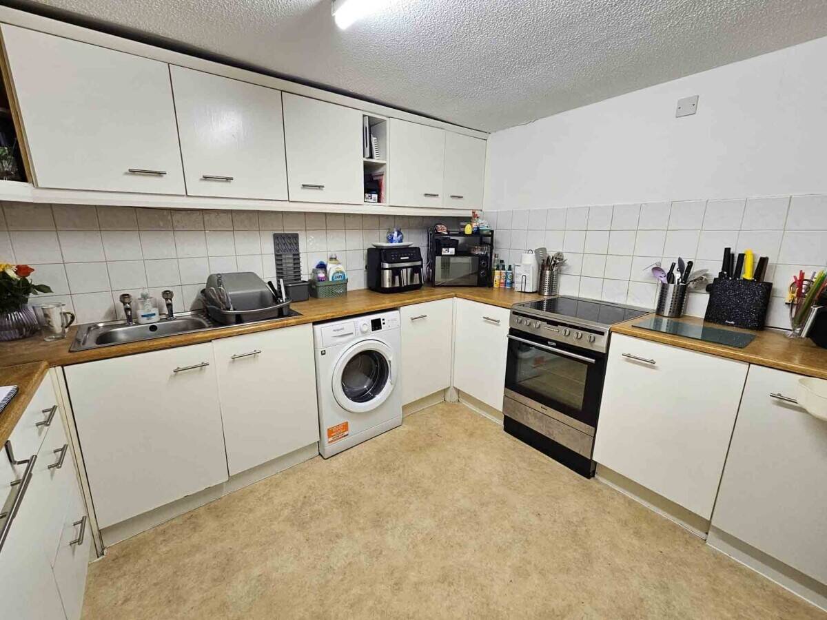 Mixed-use investment property for sale in Paignton Devon with fully tenanted units Photo 6
