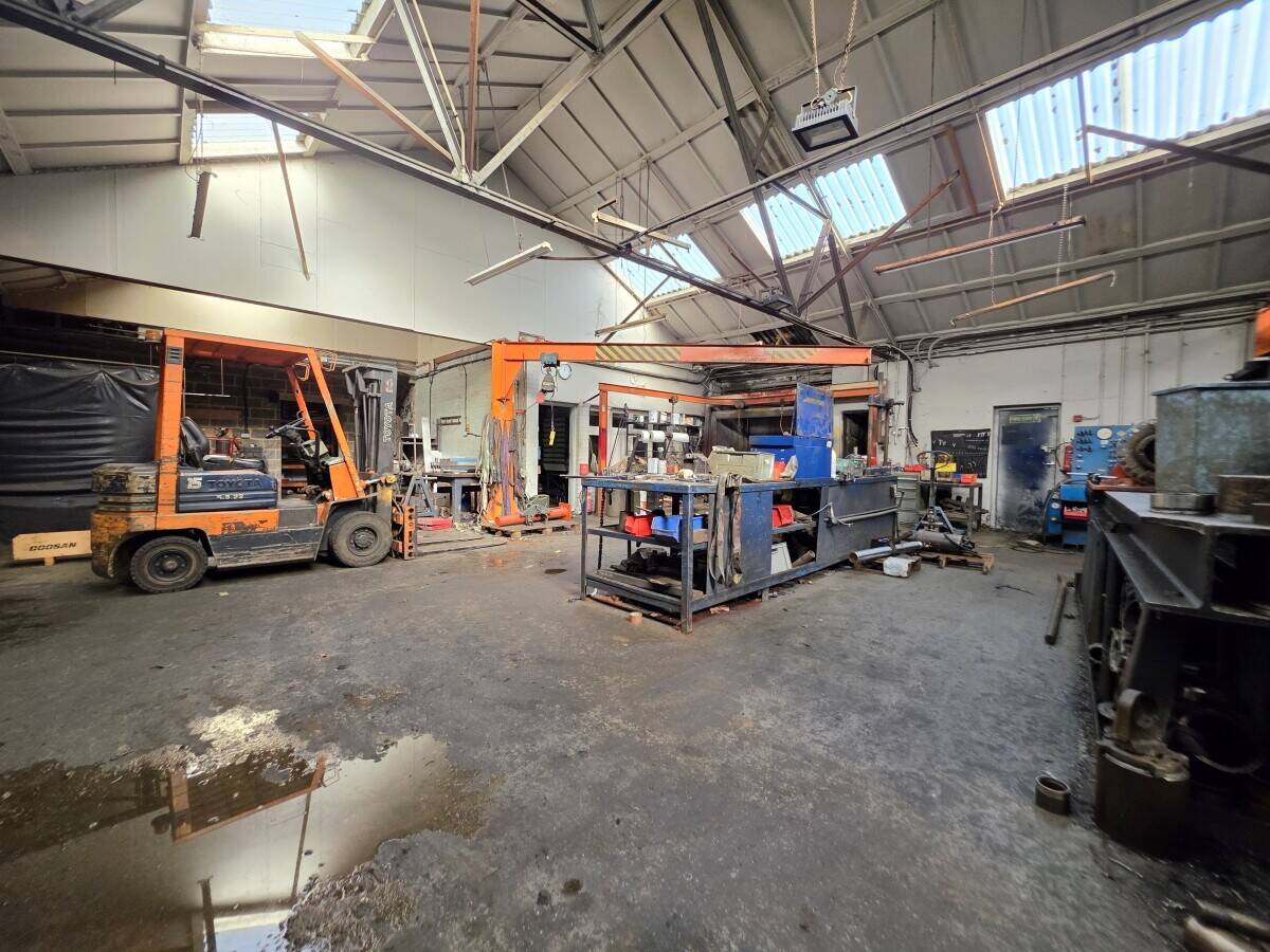 Industrial unit for sale in Rochford Essex with office space and transport access Photo 6
