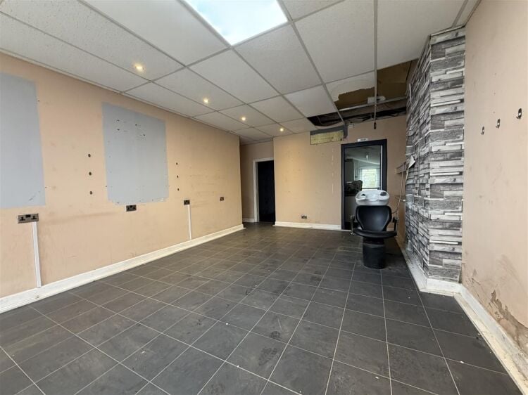Mixed-use property in Bristol with vacant retail unit and 3-bedroom maisonette above Photo 6