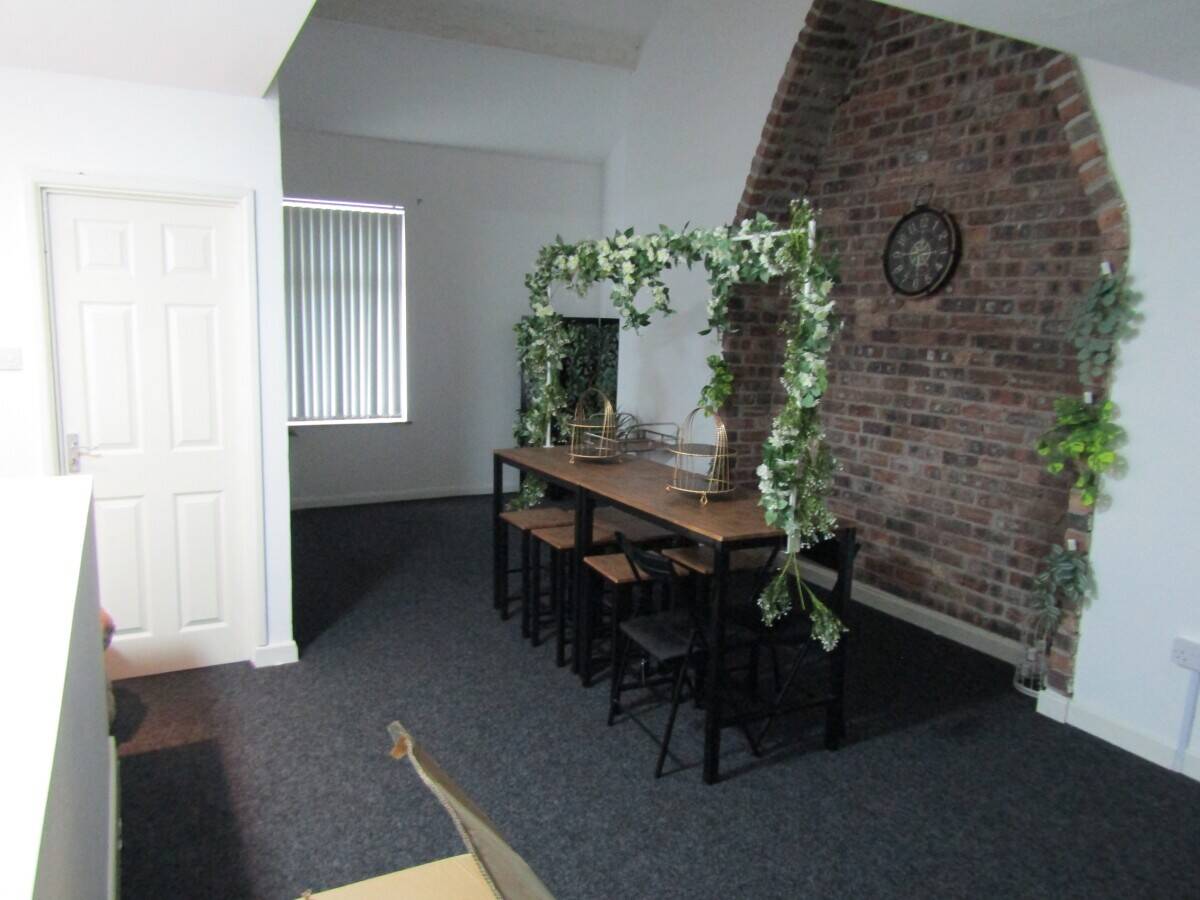 Main Road Shop Available To Let in Blackburn Lancashire, Newly Renovated with Public Parking Photo 6