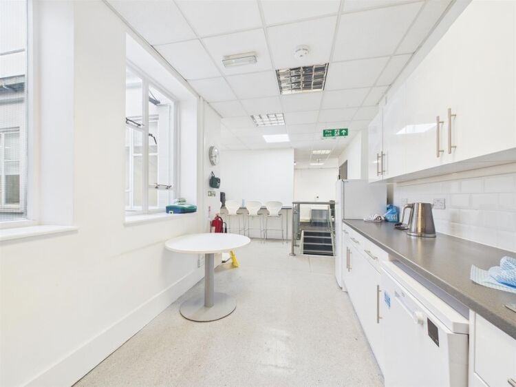Modern second-floor office space for sale in Bristol, approximately 1,800 ft² with air conditioning Photo 6