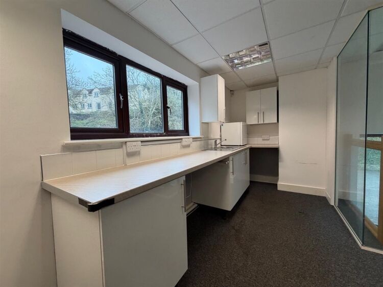 Modern office suite for sale in Bristol with 1,325 sq ft and ample parking available Photo 6