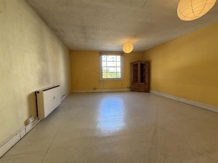 Retail unit extending to approximately 1,405 sq ft, arranged over ground, first, and basement levels. the ground floor offers an open plan retail area Photo 6