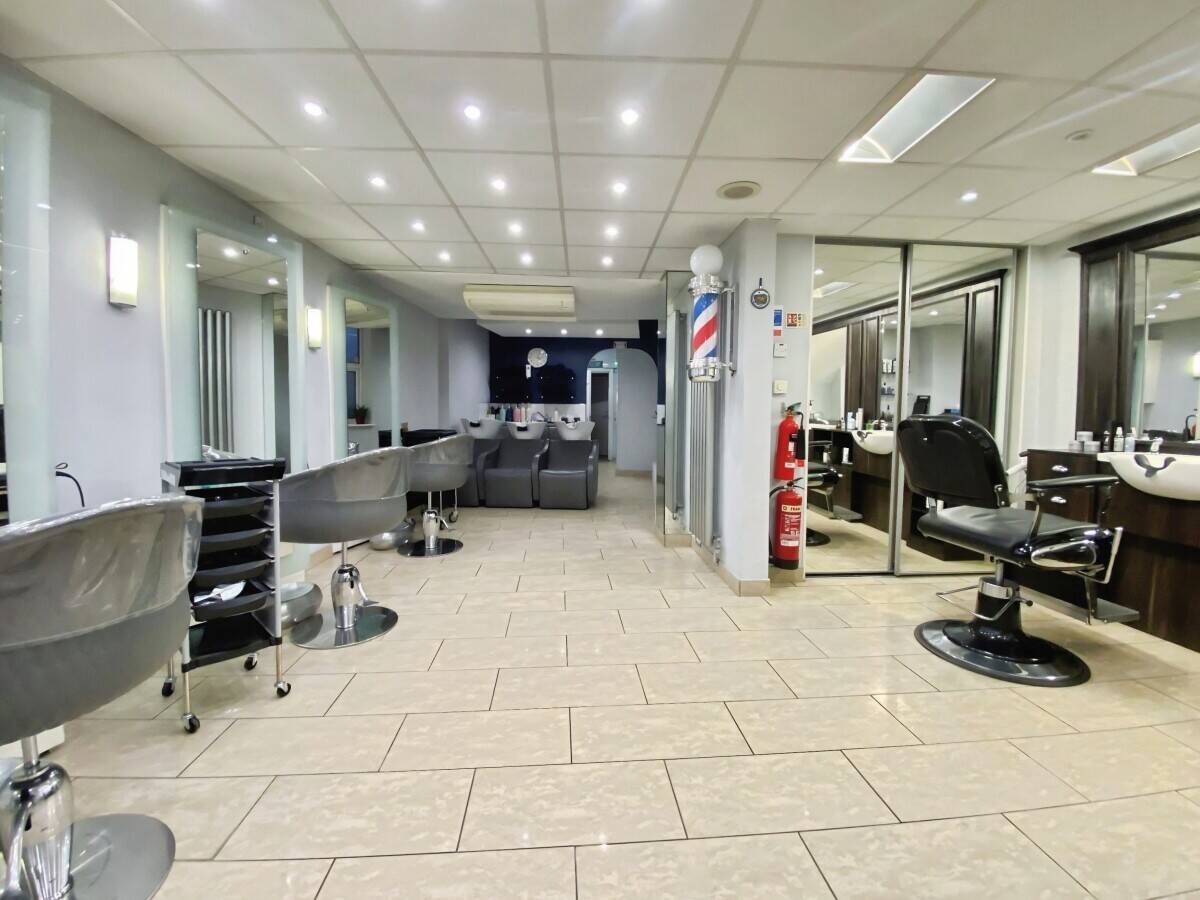 Fully Fitted Hair Salon Premises – Ready to Trade – Busy Chertsey High Street, Surrey Photo 6