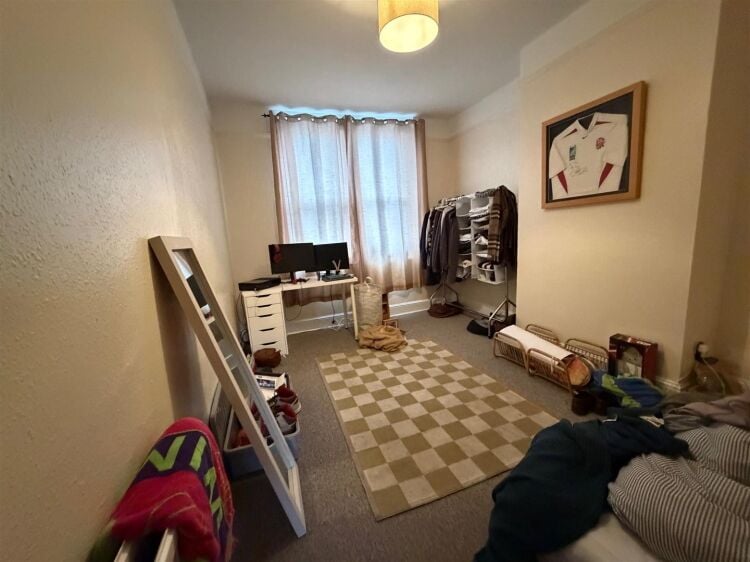 Mixed-use investment property in Bristol with retail unit and two residential flats available. Photo 6