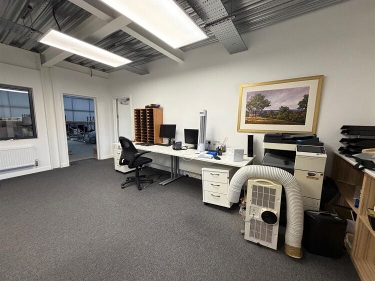 Well-presented warehouse unit with office space for sale in Bristol, 6,677 ft² in a modern park. Photo 6