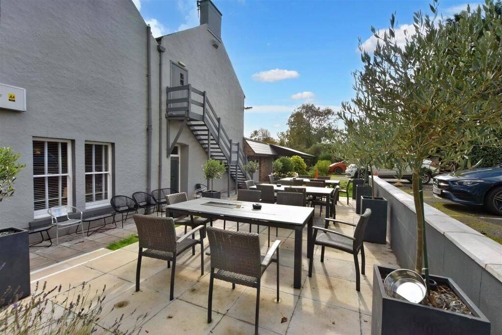 10 Bedroom Bed & Breakfast in Pembroke, Pembrokeshire with En Suite Rooms and Ample Parking Photo 6