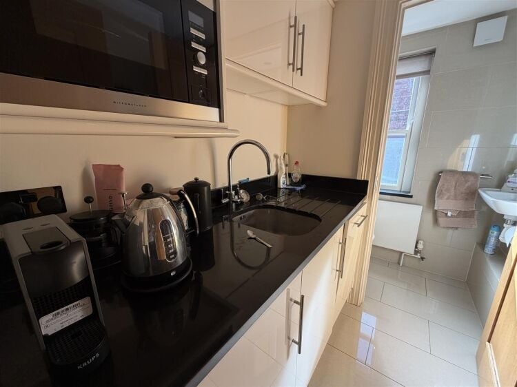 Bright 270 sq ft office space in Bristol with natural light and shared kitchen access Photo 6