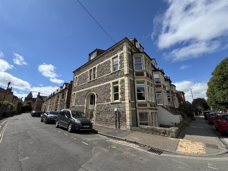 Bright 270 sq ft office space in Bristol with natural light and shared kitchen access Photo 6