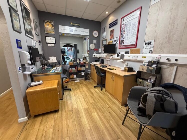 Double Fronted Retail Unit for Sale in Staple Hill, Bristol - 1,638 sq ft Open Plan Space Photo 6
