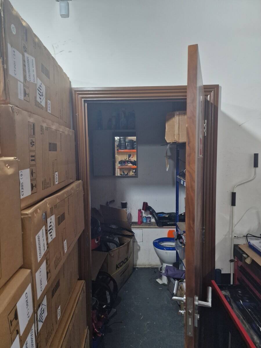 Retail Shop for Sale in Kilburn High Road NW6 with 500 sq ft of Space Photo 6