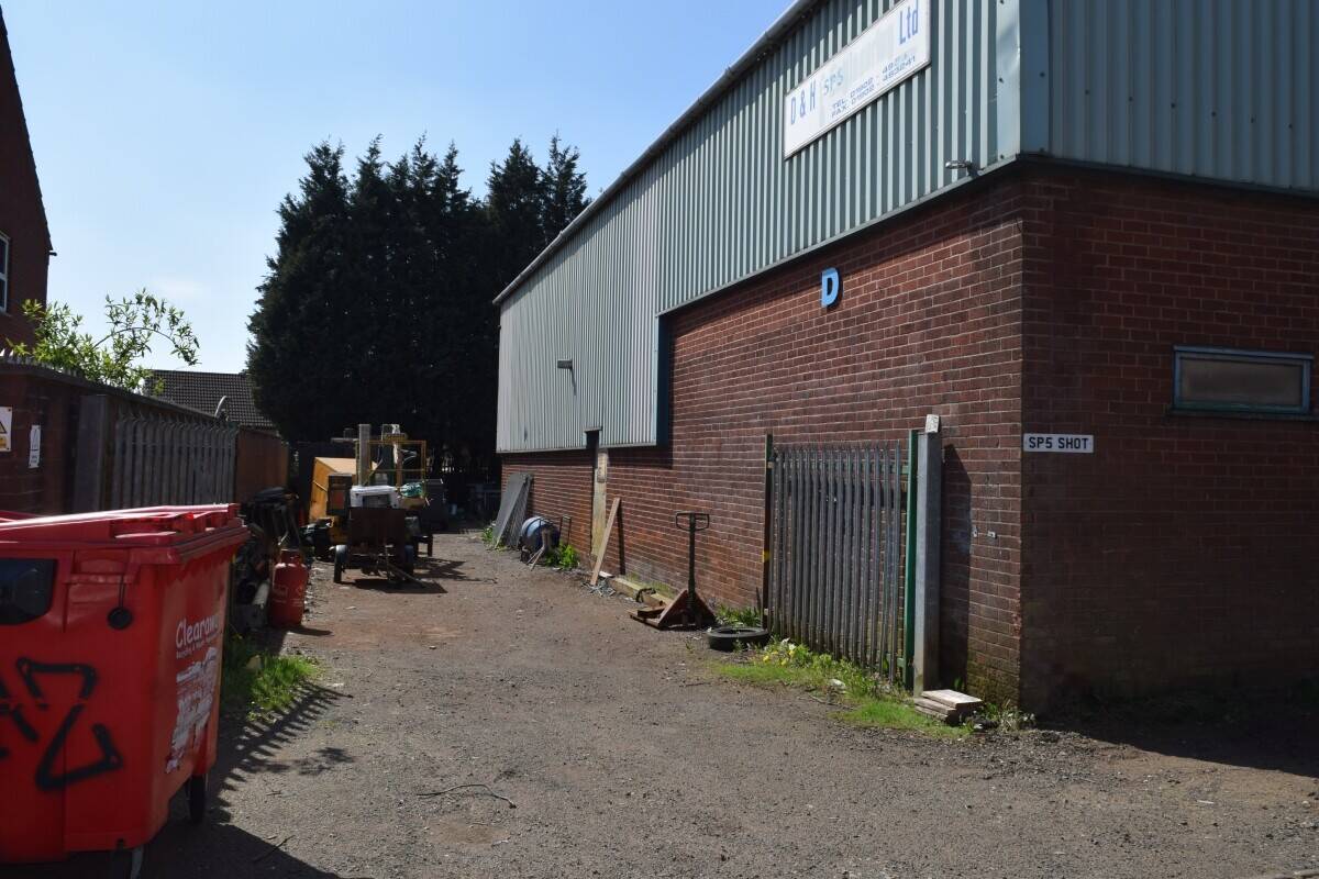 Factory unit with crane for sale in Bilston West Midlands offering 3,000 sq ft of space Photo 6