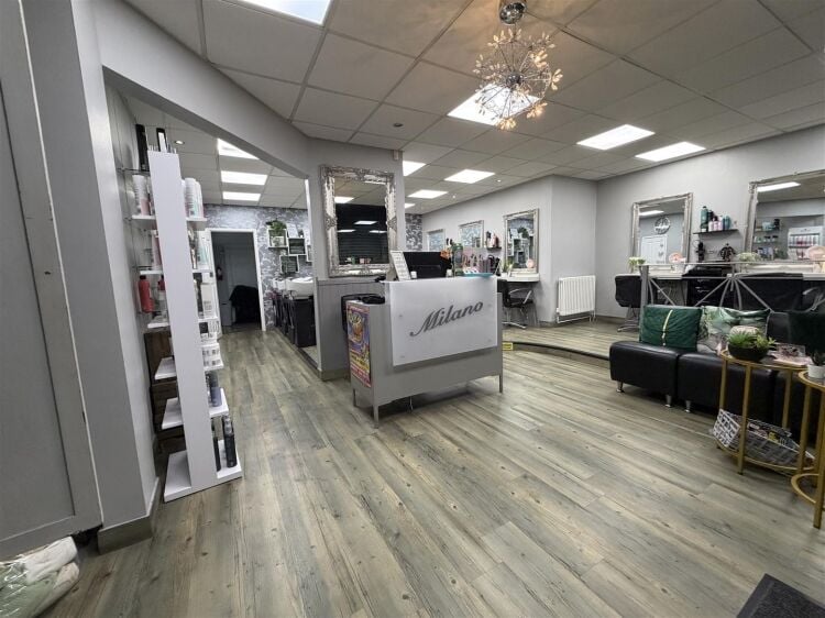 Fully fitted hair salon for sale in Bristol on Two Mile Hill Road, 600 sq ft with parking. Photo 6