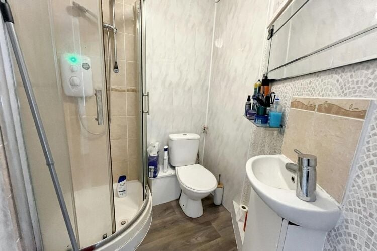 Three 2 Bedroom Apartments for Sale in Bournemouth Dorset with Garden and Nearby Amenities Photo 6