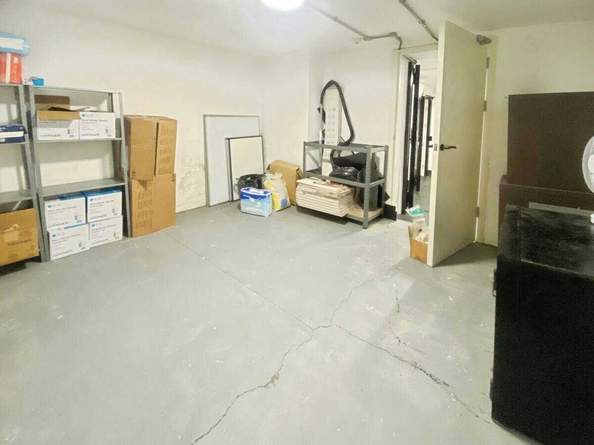 Mixed-use investment property in Benfleet Essex with commercial unit and residential flats Photo 6