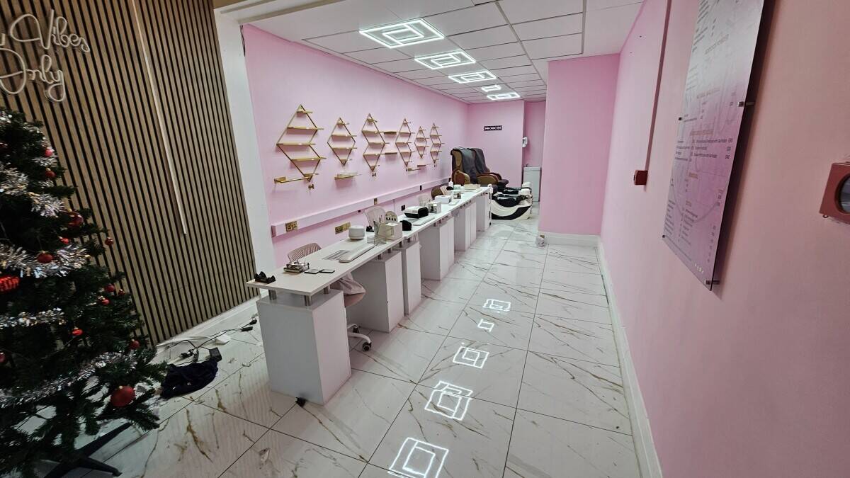 Nail Salon located on a busy High street Photo 6