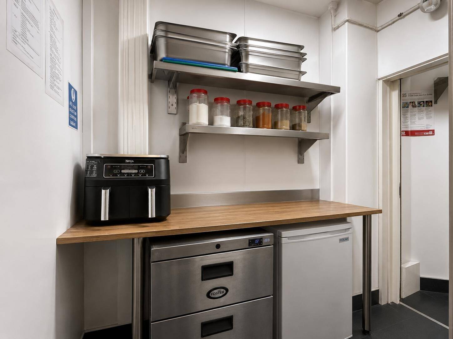 Fully Fitted Takeaway and Restaurant Available in Isleworth London Photo 6